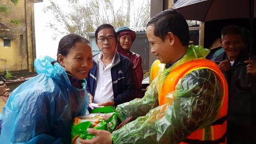 Đồng chí Trần Xuân Anh trao quà cho bà con vùng Càng  